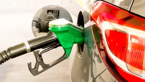 Carro sendo abastecido com etanol aditivado