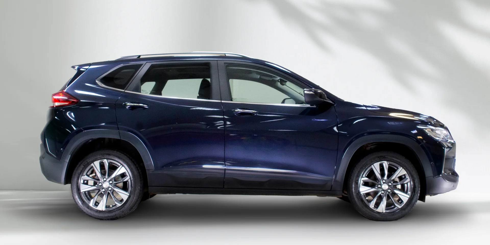 Lateral externa do carro Chevrolet Tracker