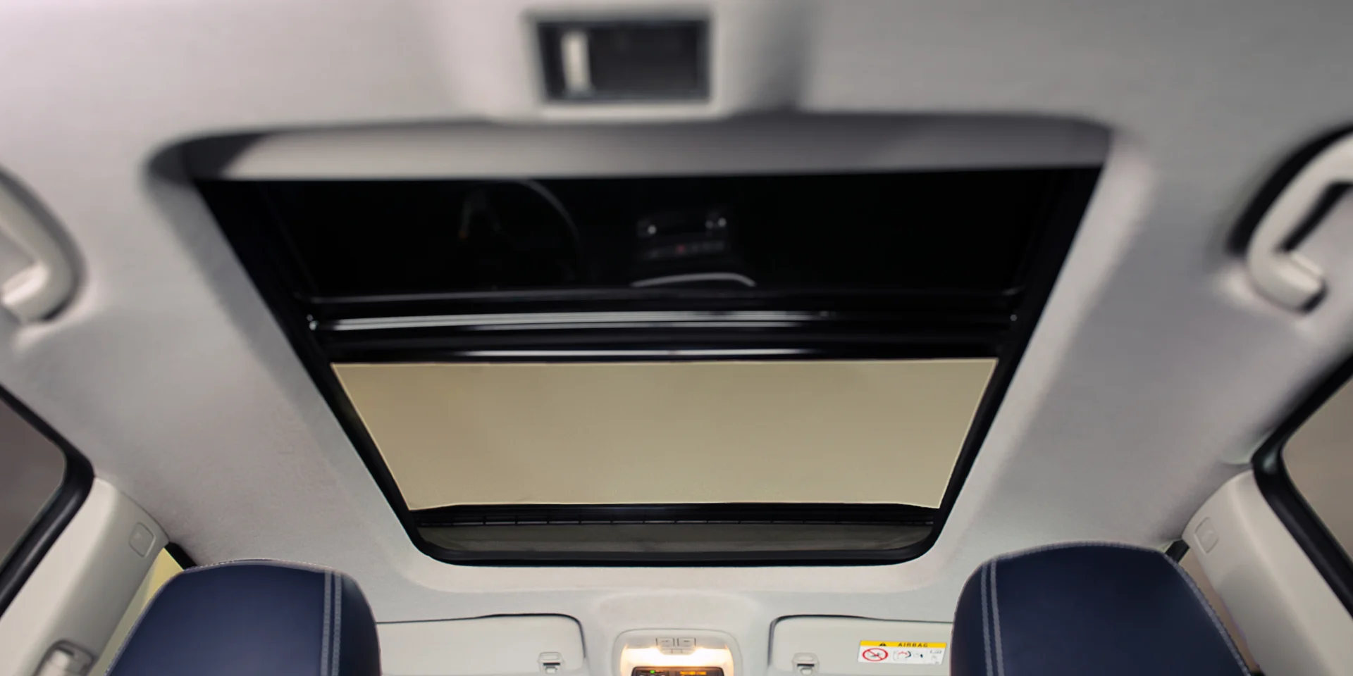 Detalhe interno do teto solar do carro Chevrolet Tracker
