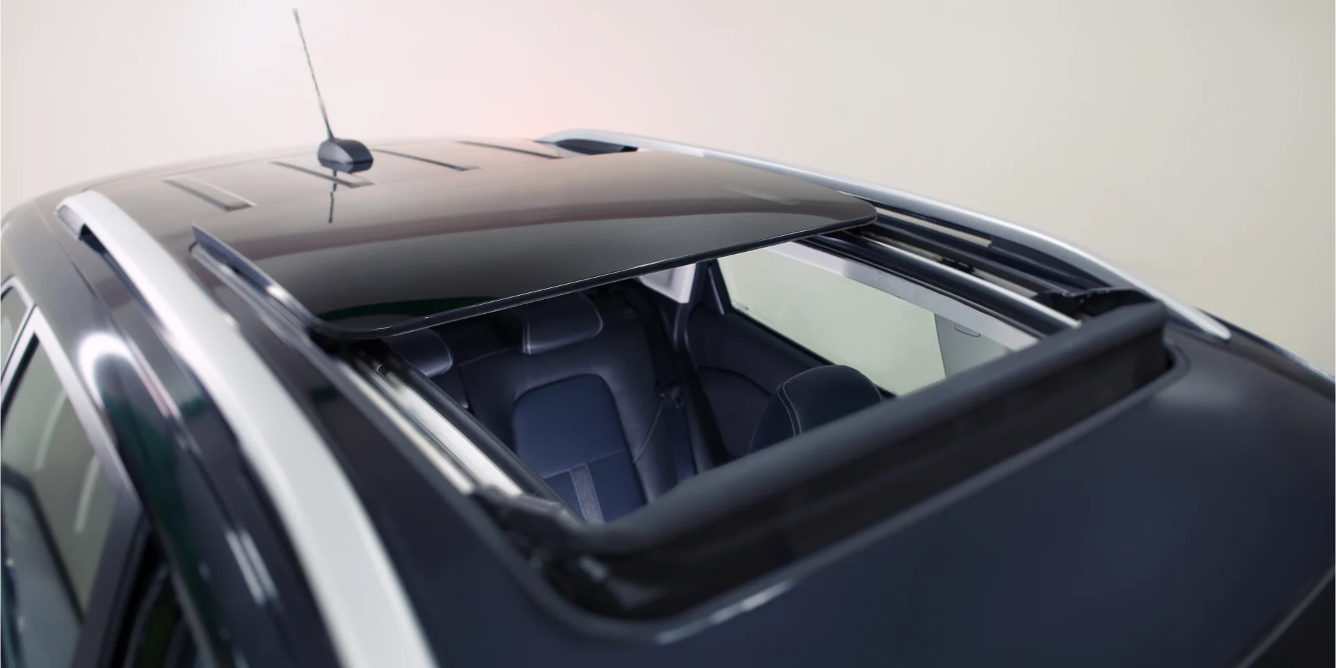 Detalhe externo do teto solar do carro Chevrolet Tracker