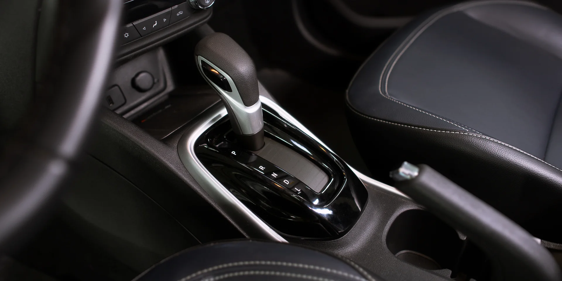Detalhe do câmbio do carro Chevrolet Tracker